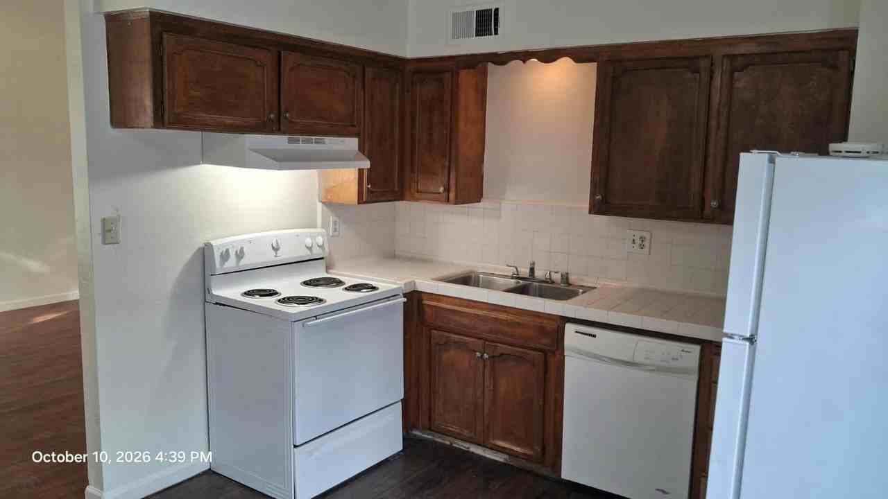 3307 East Fairmont Avenue, Unit B - Photo 4 of 12