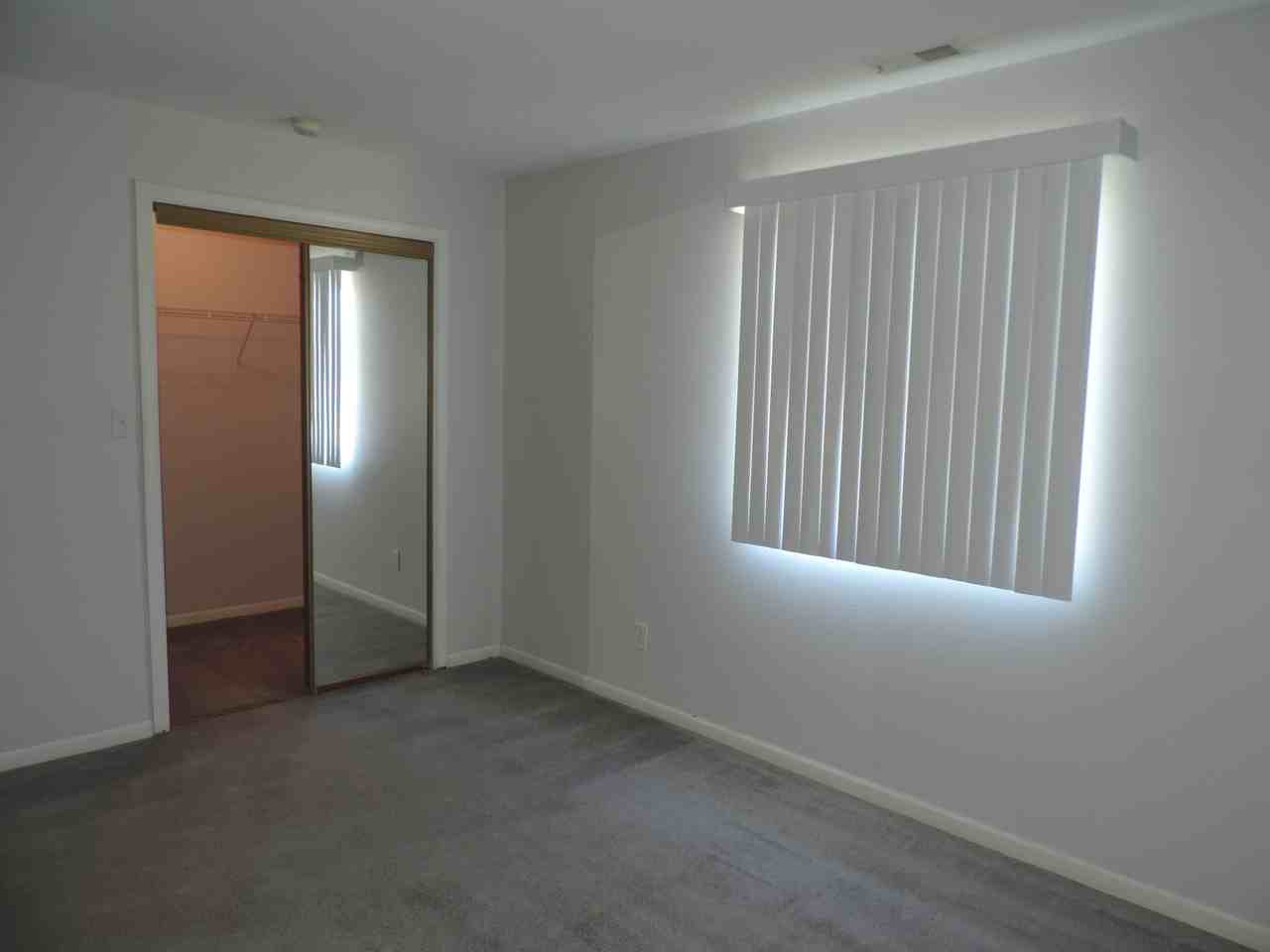 398 W Ash St #C - Photo 3 of 10