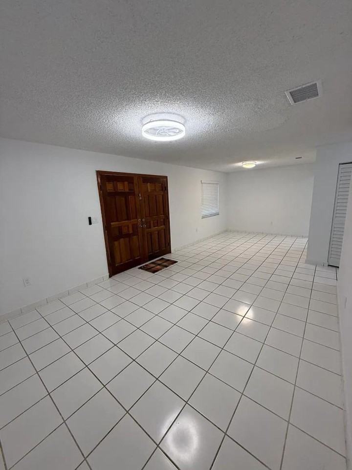 3211 Sw 26th St - Photo 2 of 10