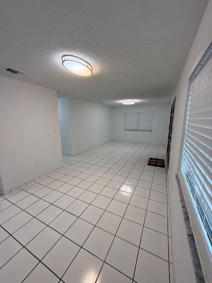 3211 Sw 26th St - Photo 3 of 10