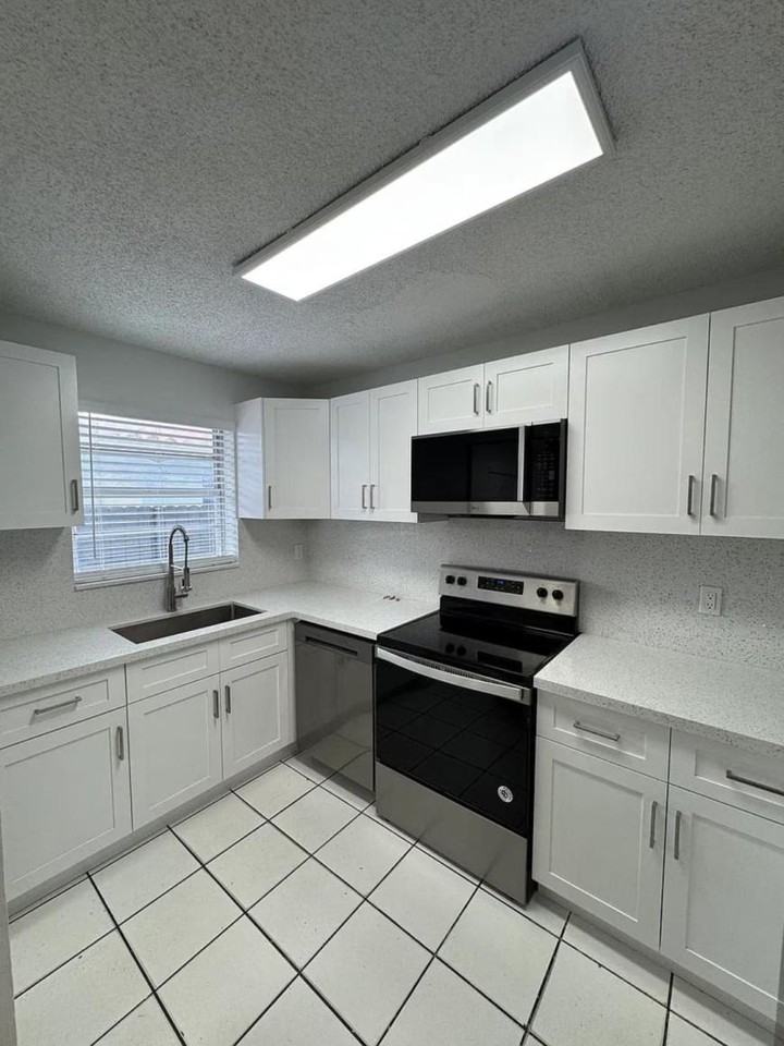 3211 Sw 26th St - Photo 4 of 10