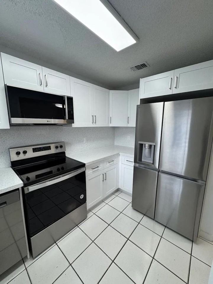 3211 Sw 26th St - Photo 5 of 10