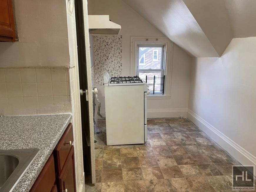 739 E 5th St - Photo 2 of 10