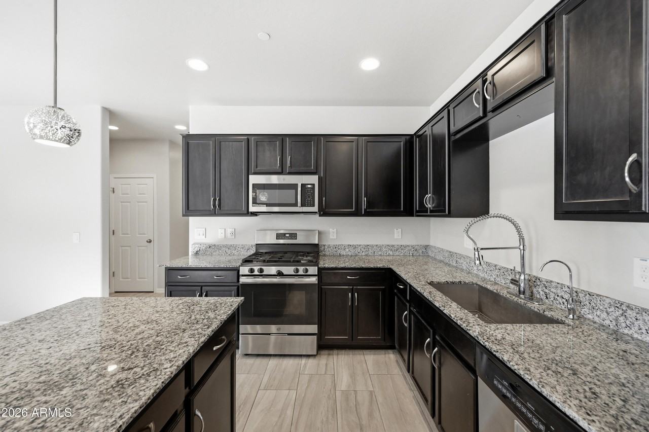 21359 W Alvarado Rd - Photo 6 of 40