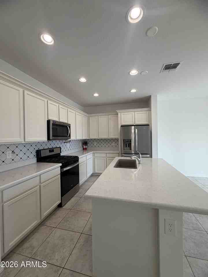 11623 W Parkway Ln - Photo 7 of 24