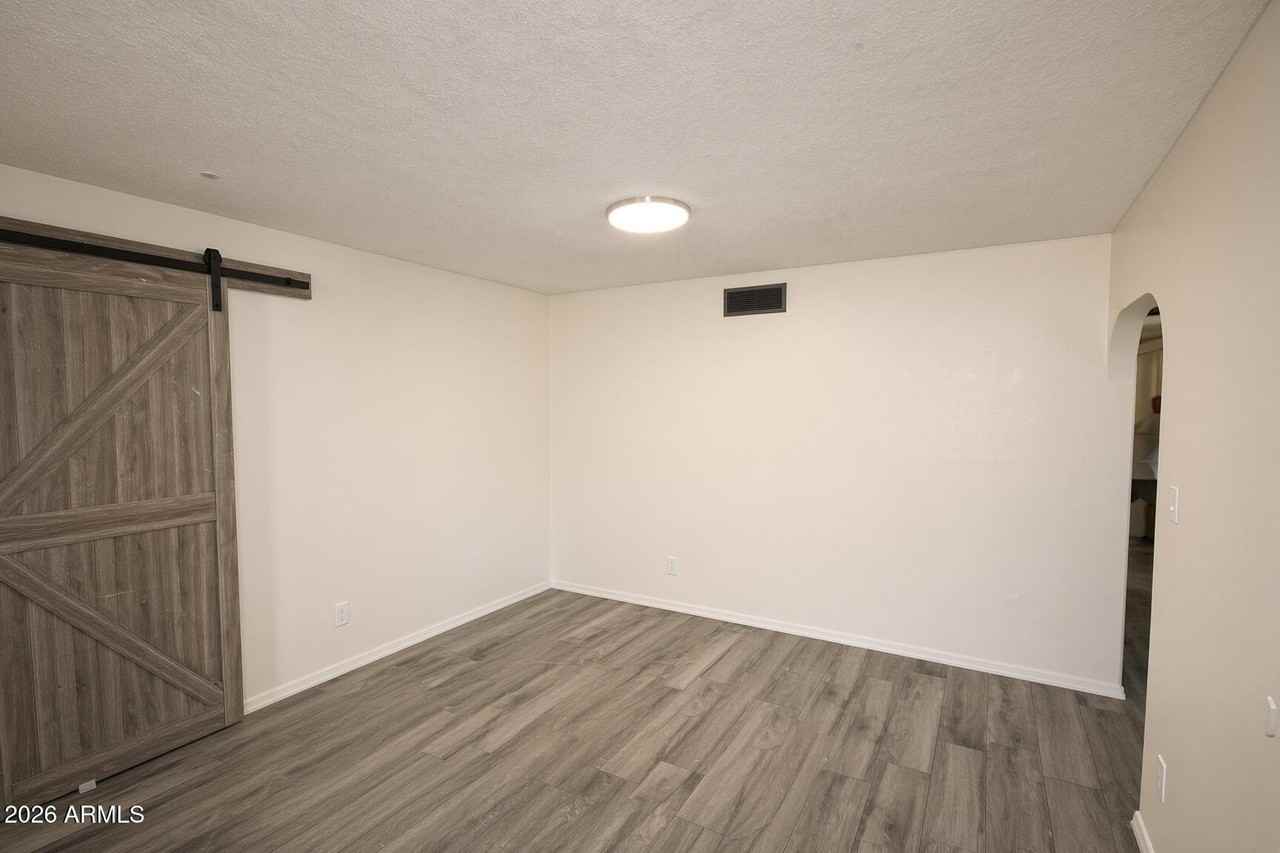 5009 W Beverly Ln - Photo 4 of 14