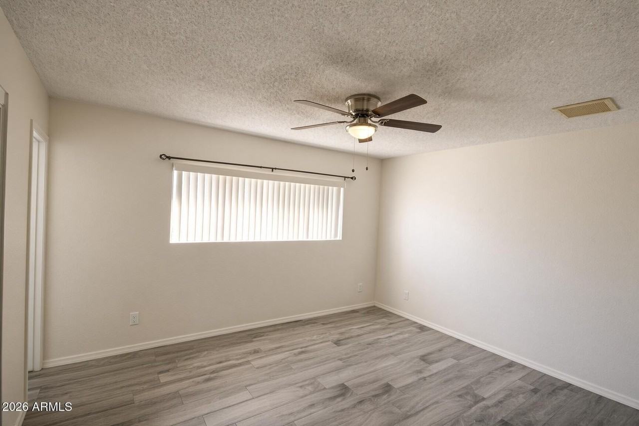 5009 W Beverly Ln - Photo 5 of 14