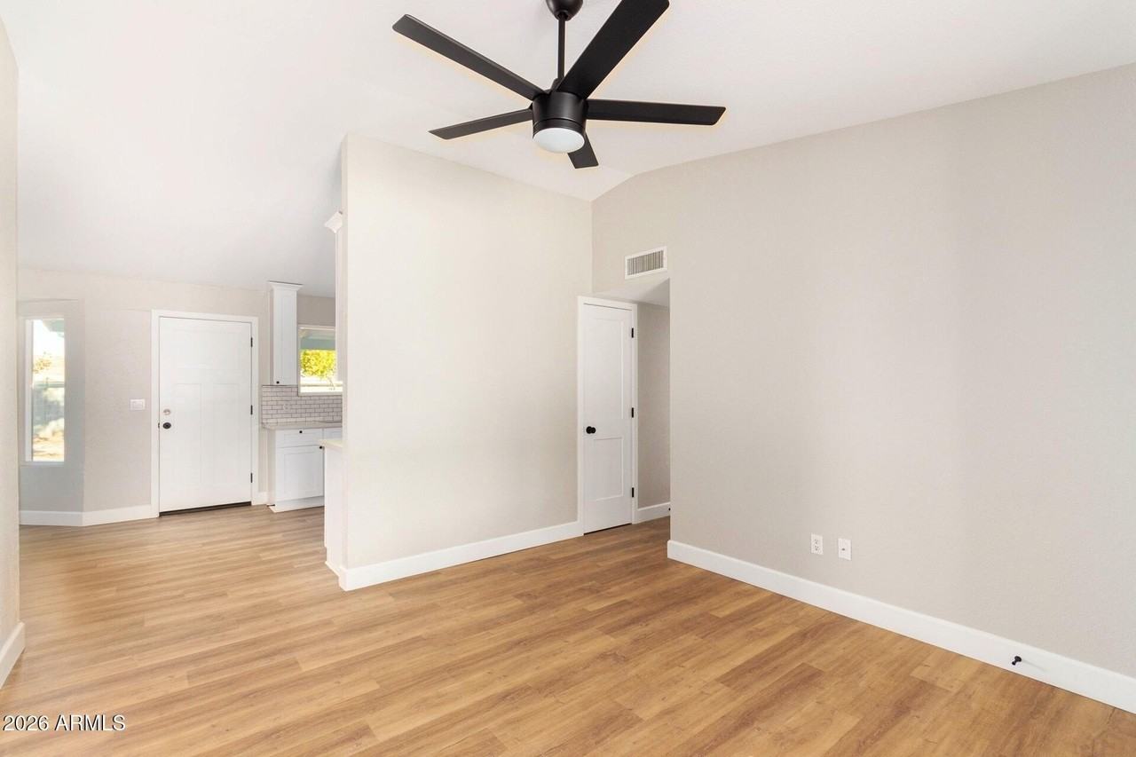 232 E Leah Ln - Photo 5 of 13