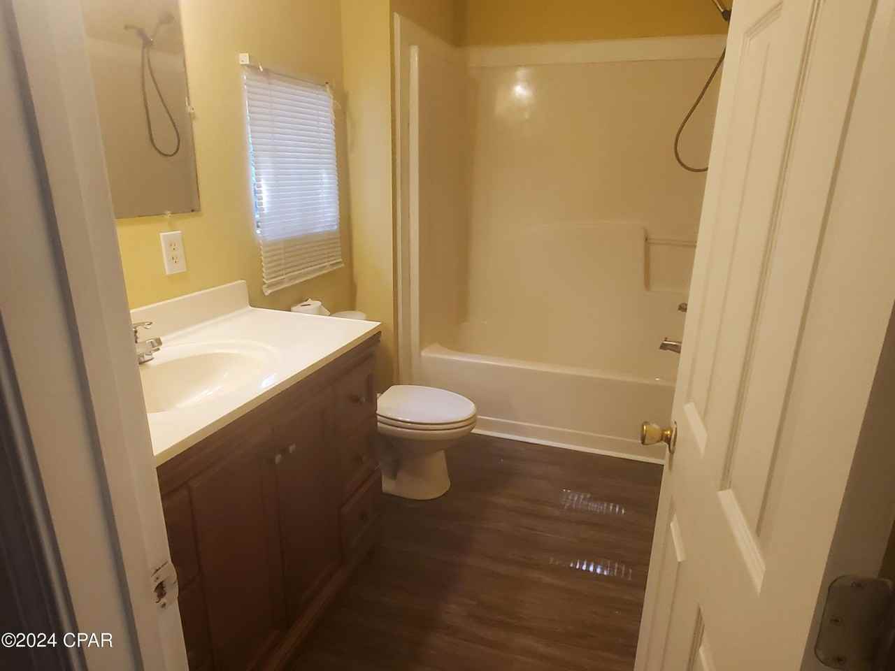 2709 E 8th St - Photo 5 of 6
