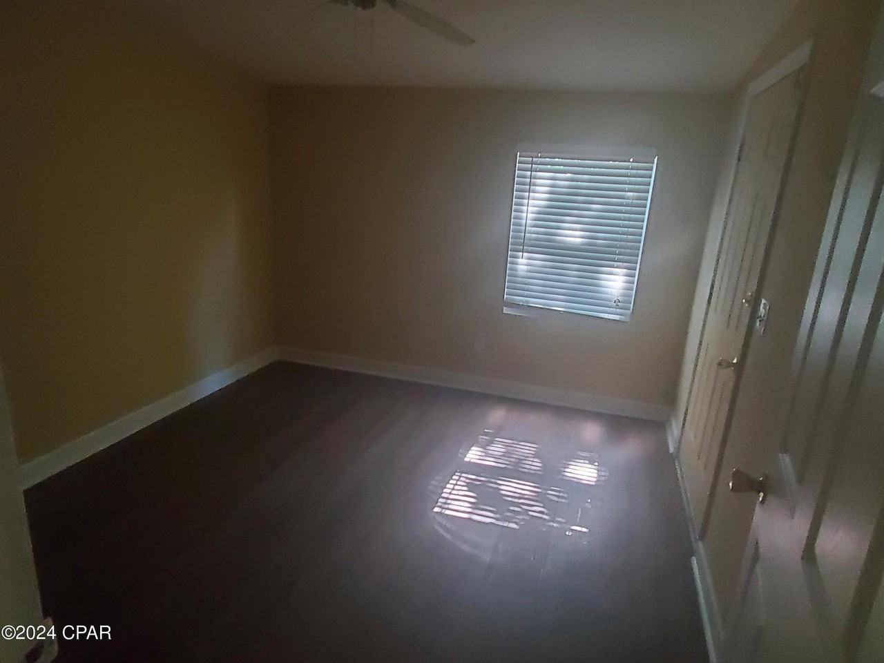 2709 E 8th St - Photo 6 of 6