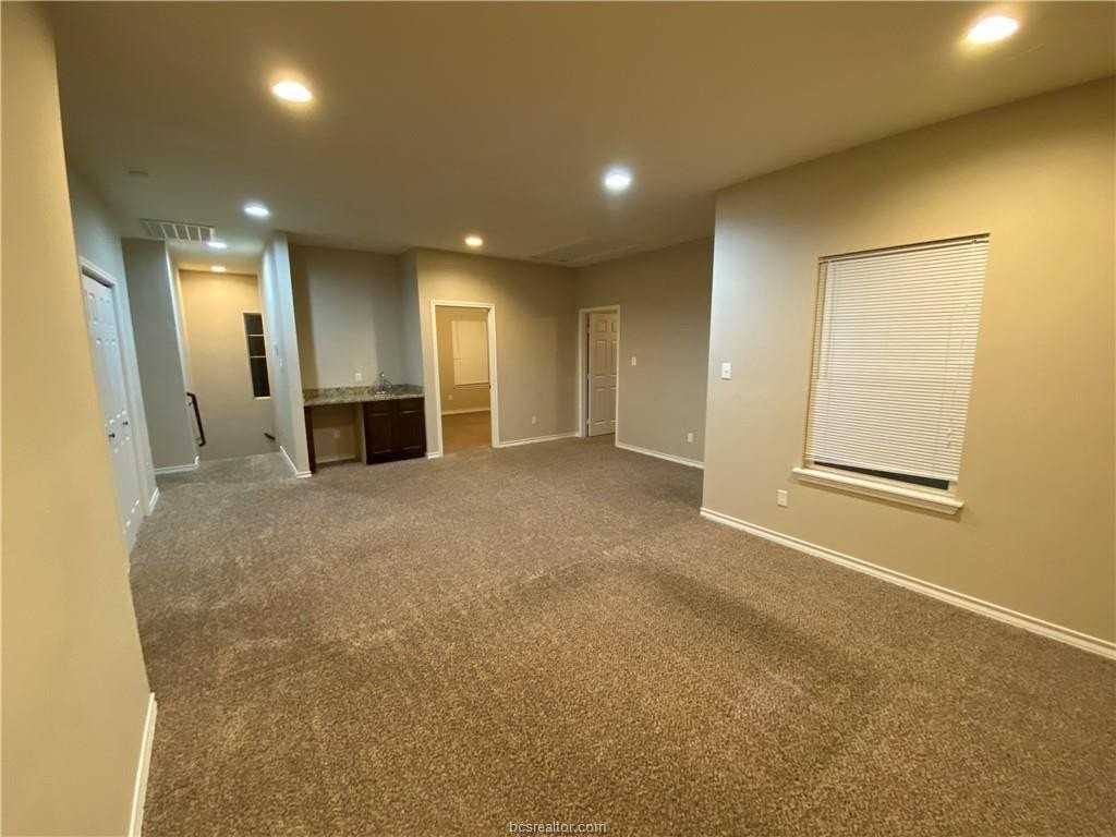 4008 Oaklawn St - Photo 5 of 10