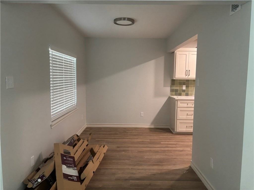 1041 Deforrest St - Photo 4 of 10