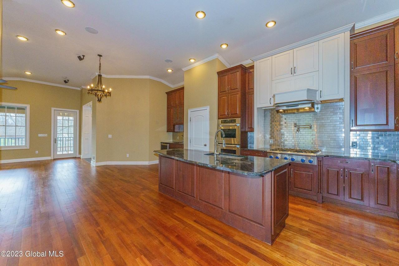 59 Union Ave - Photo 4 of 20
