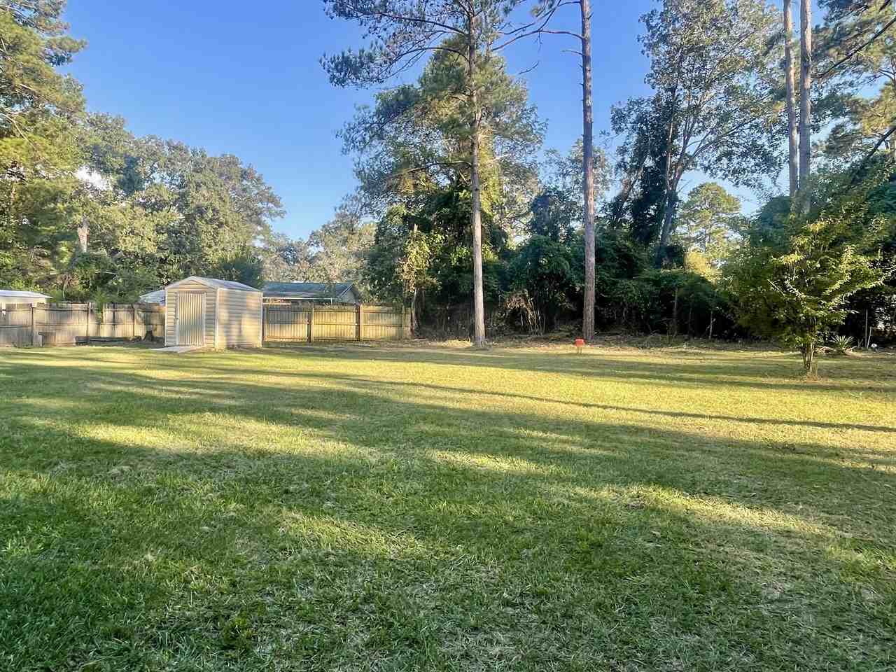 425 Lakeshore Dr - Photo 2 of 8