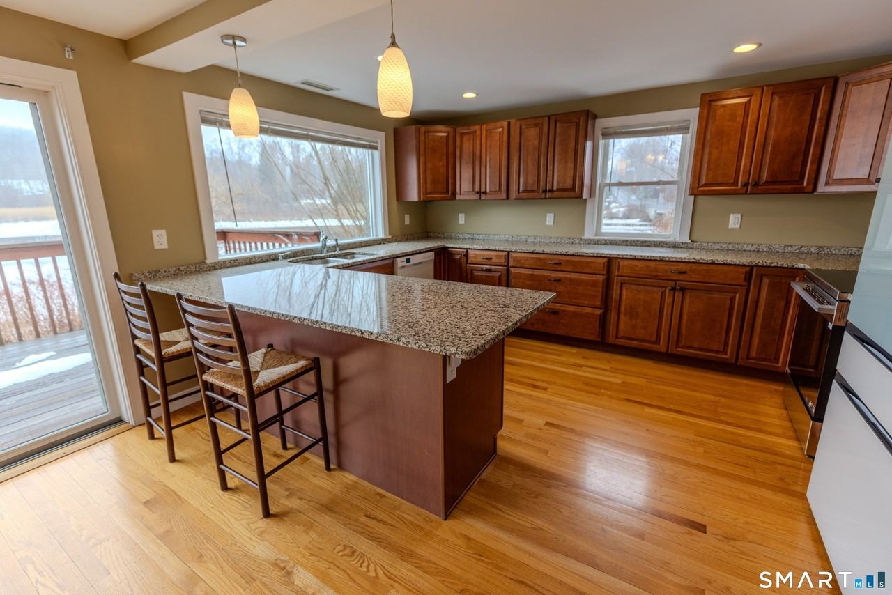135 Middlesex Ave - Photo 4 of 34