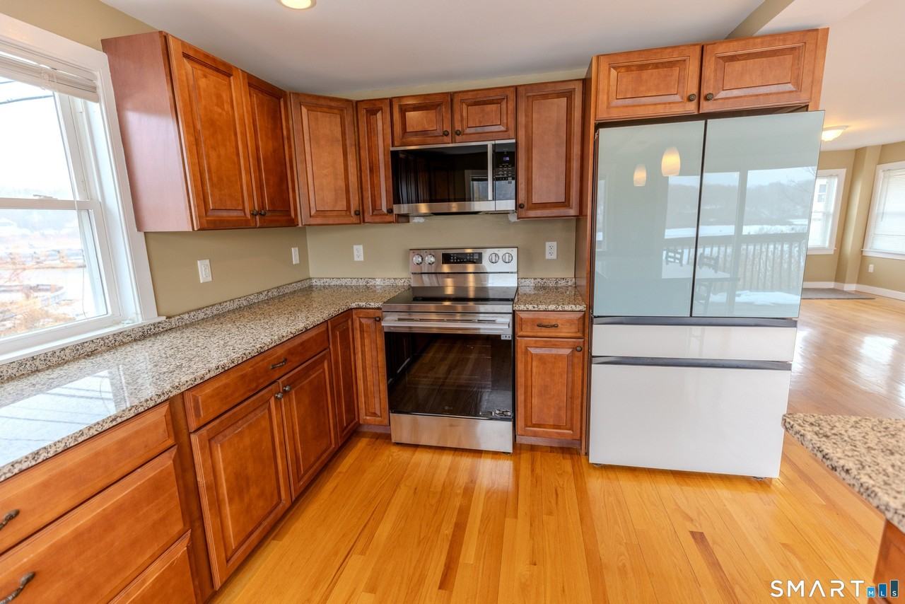135 Middlesex Ave - Photo 5 of 34