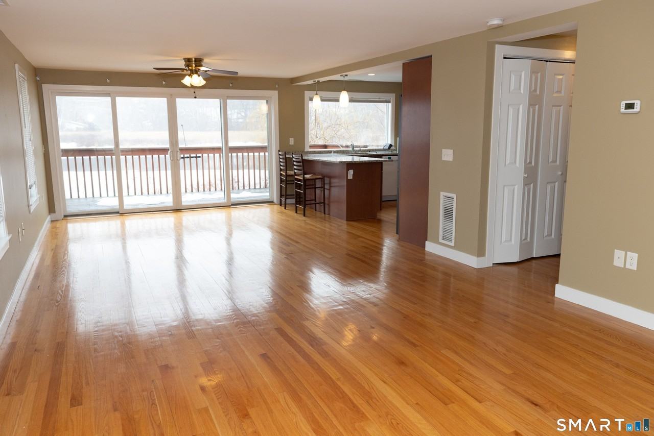 135 Middlesex Ave - Photo 6 of 34