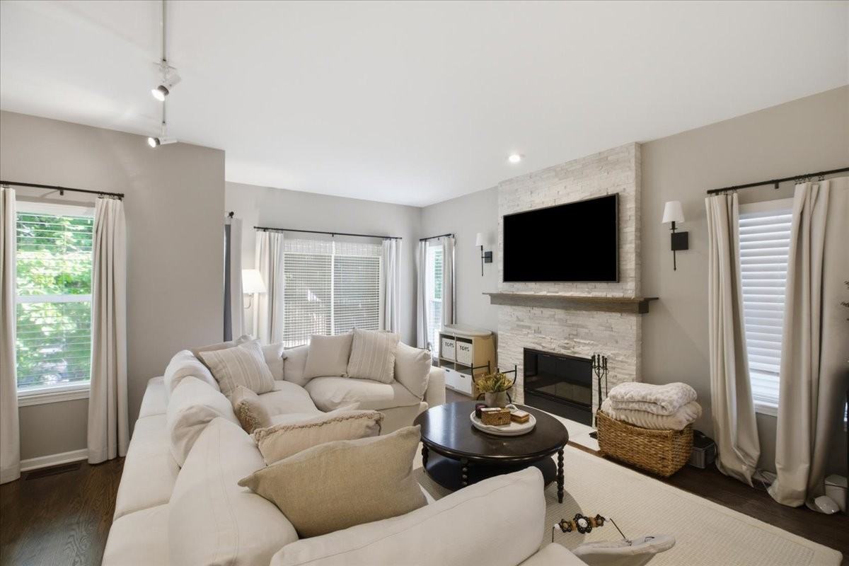 946 N Racine Ave - Photo 4 of 14