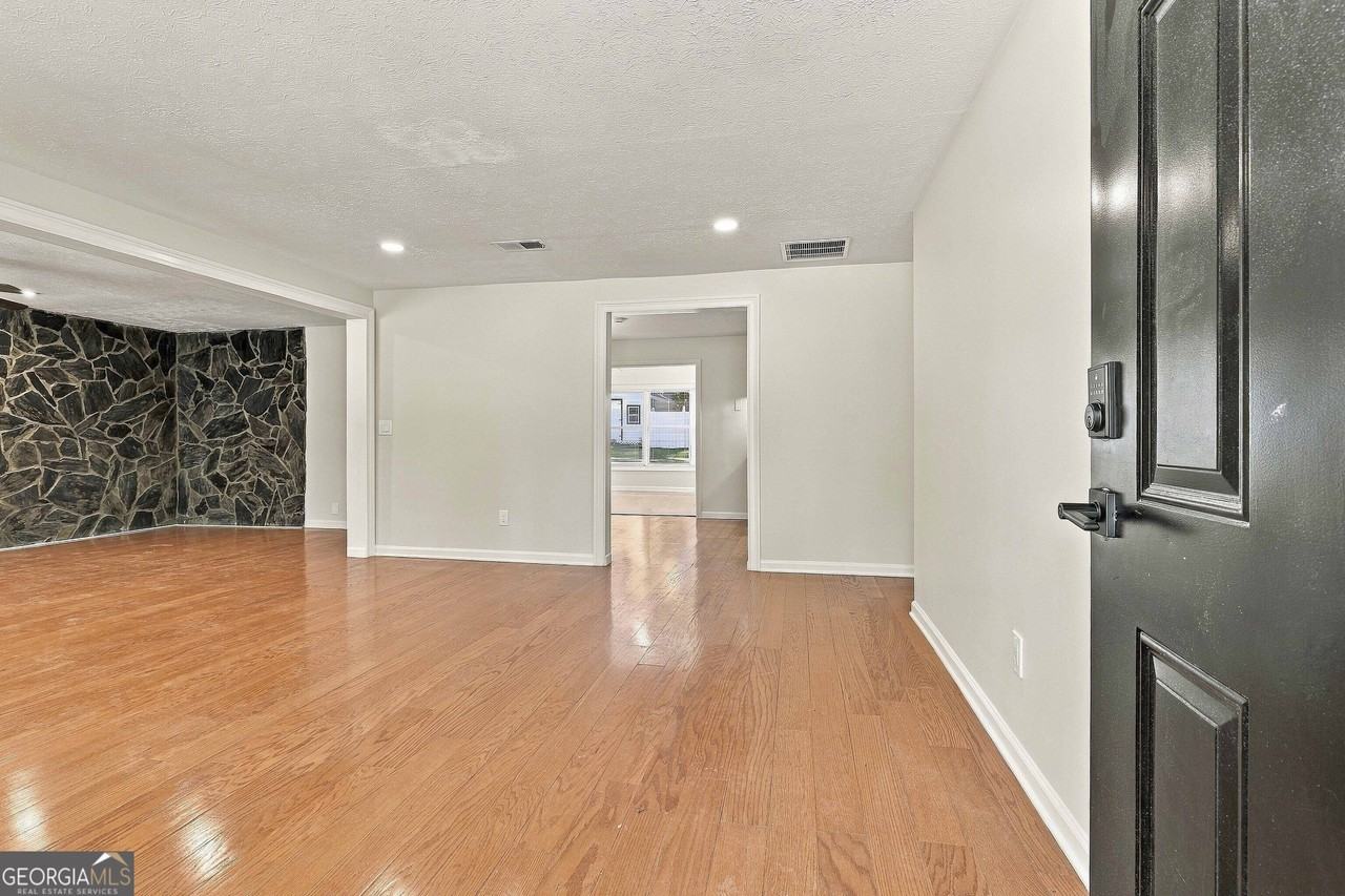 220 E Crestwood Rd - Photo 5 of 41