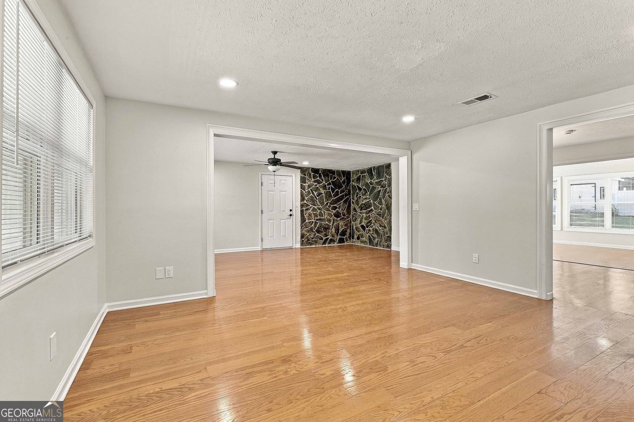 220 E Crestwood Rd - Photo 7 of 41