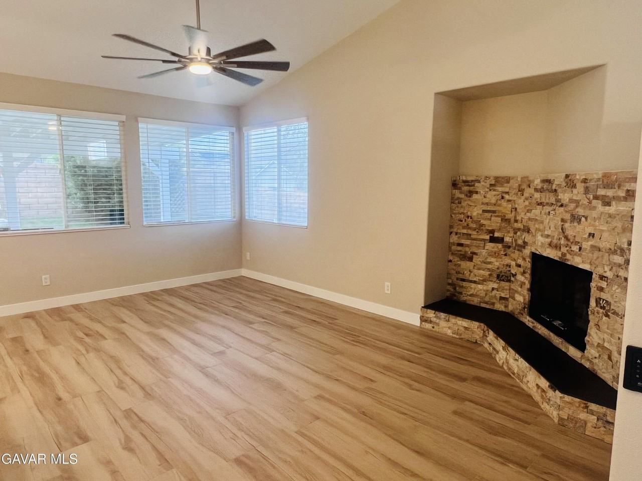 39939 Guita Ct - Photo 4 of 29