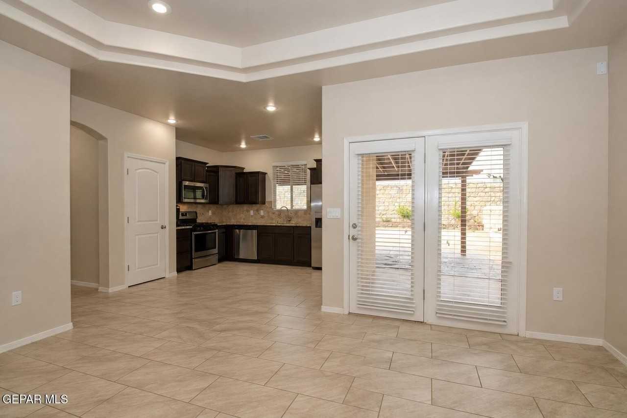 13035 Sherborne Ave - Photo 3 of 20