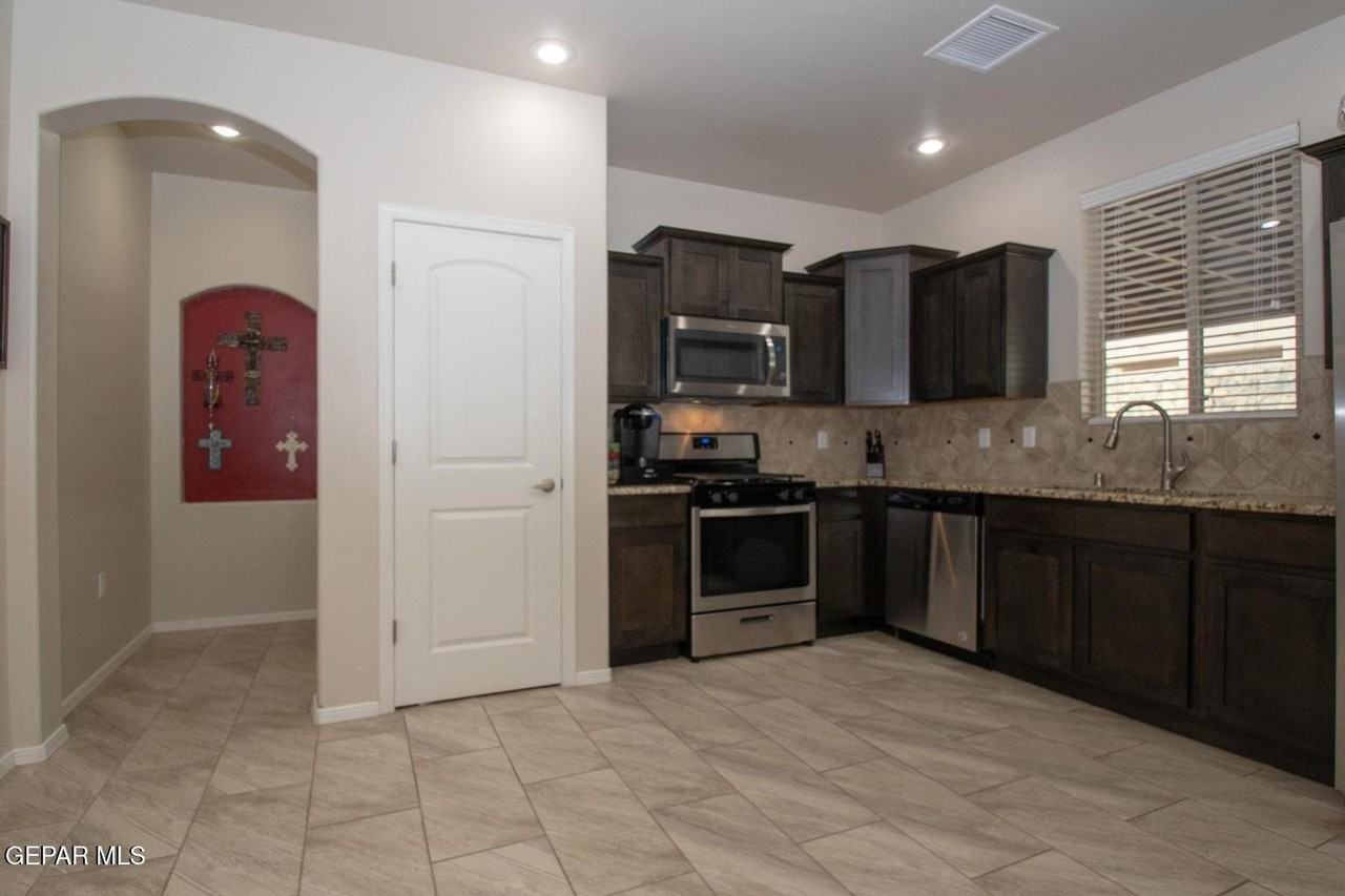 13035 Sherborne Ave - Photo 5 of 20