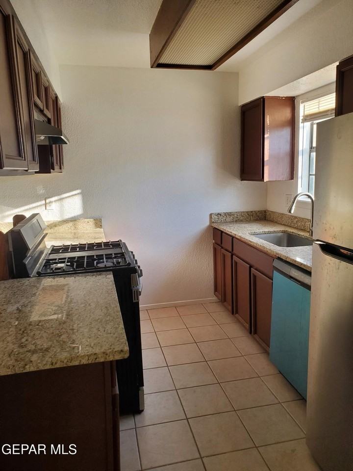 5537 Oakbriar Cir - Photo 4 of 13