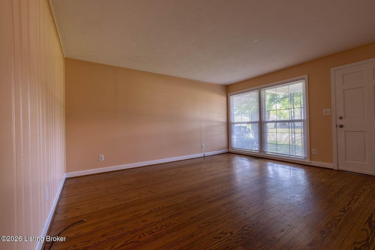 10402 Deering Rd - Photo 3 of 20