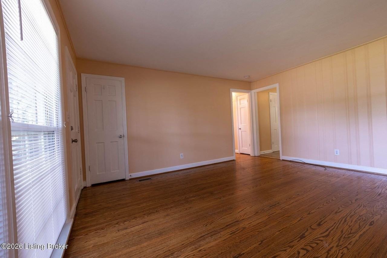 10402 Deering Rd - Photo 4 of 20