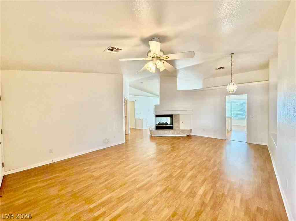 8605 W Gilmore Ave - Photo 3 of 20