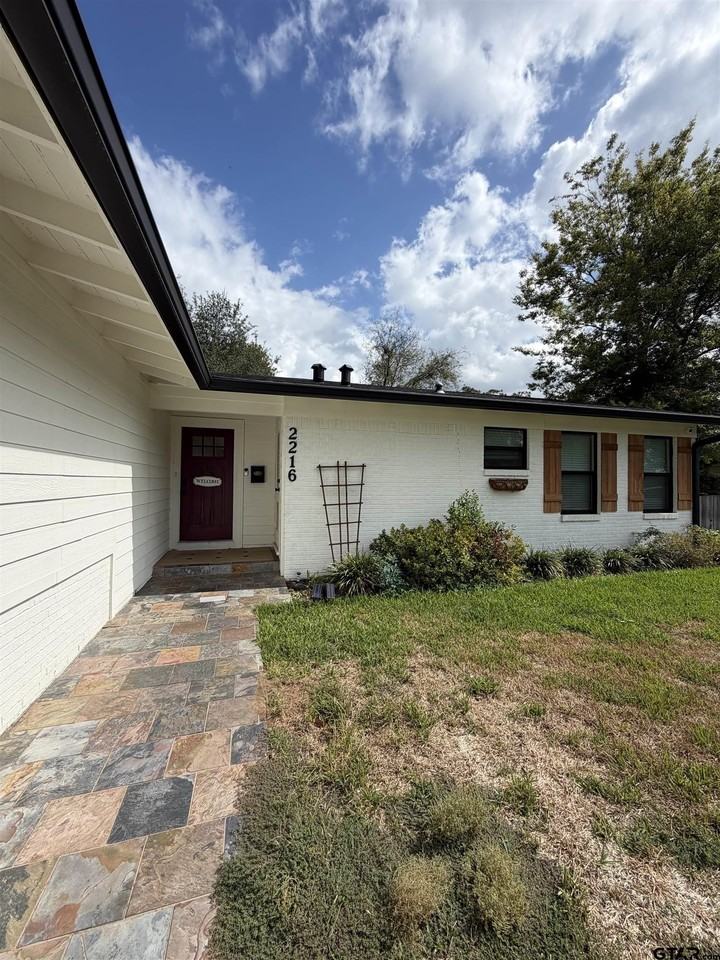 2216 Crestwood Dr - Photo 2 of 20