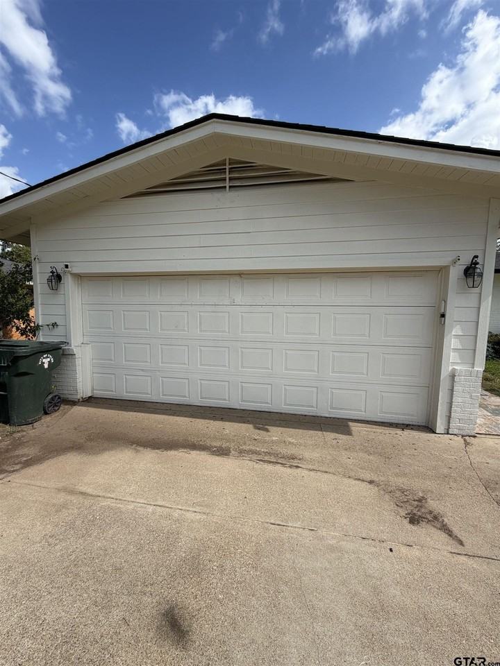 2216 Crestwood Dr - Photo 3 of 20