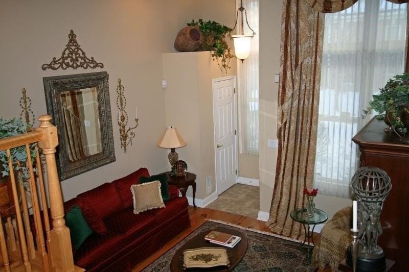 291 Roslyn Ct - Photo 4 of 20
