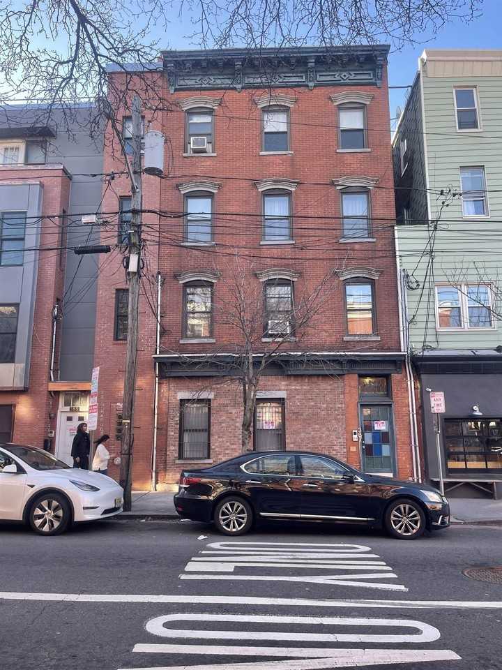 387 Monmouth St #4