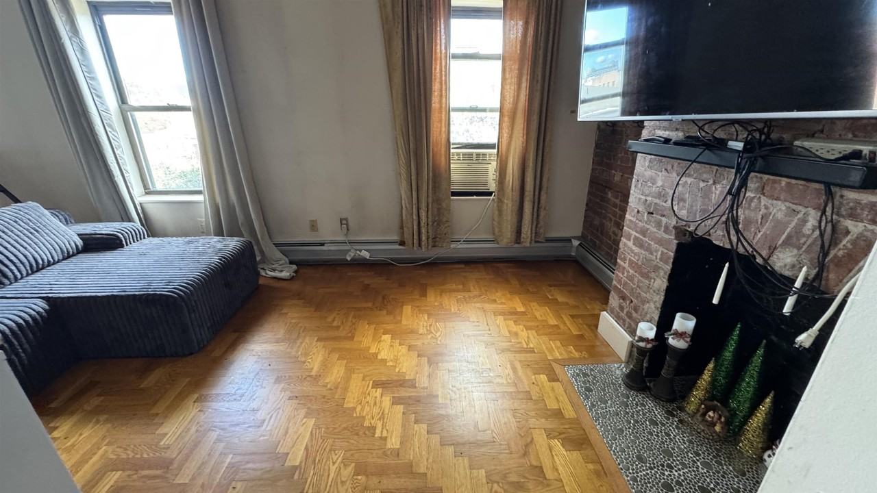 387 Monmouth St #4 - Photo 3 of 9