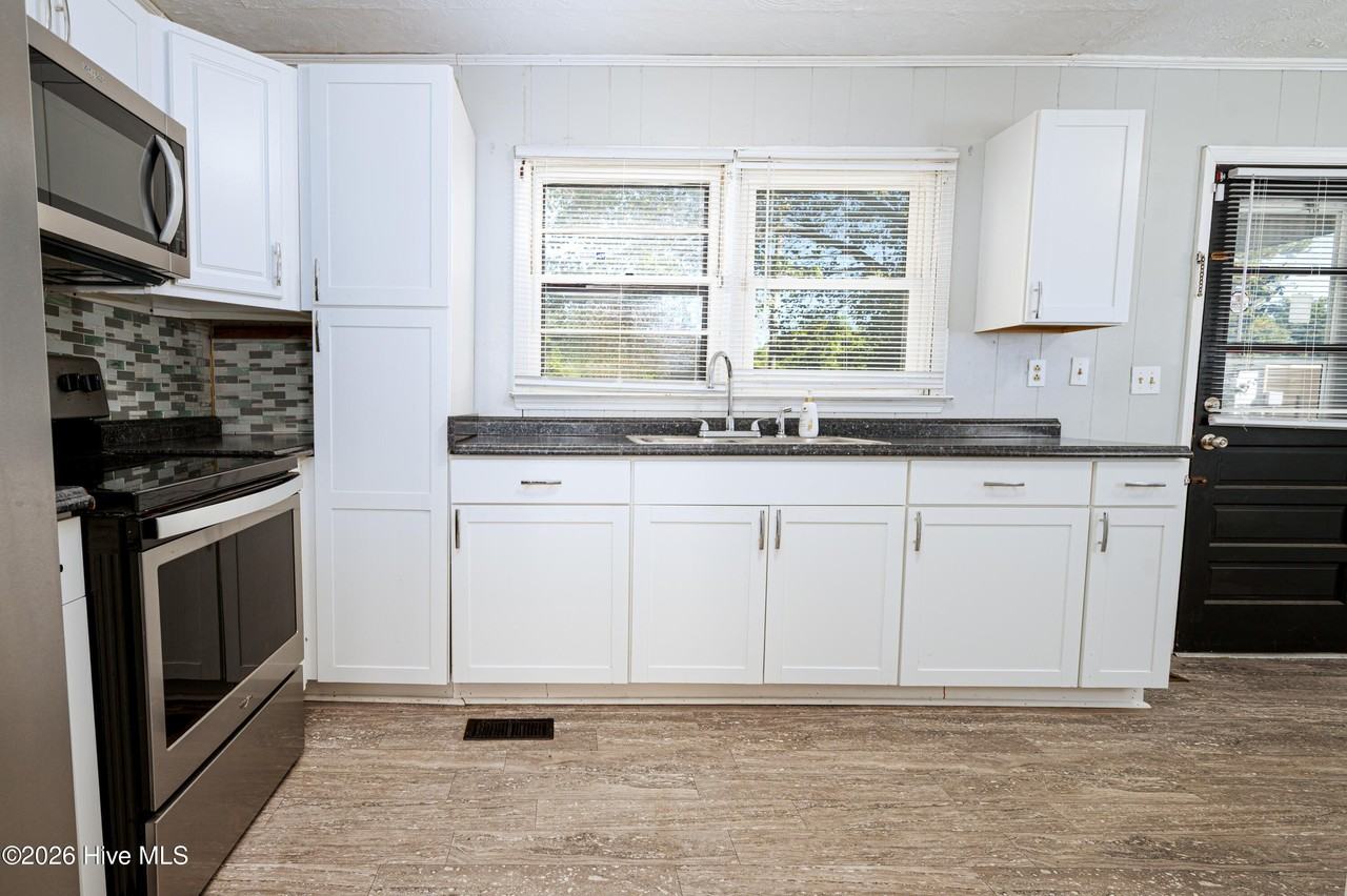 1800 Moore Ave - Photo 6 of 20