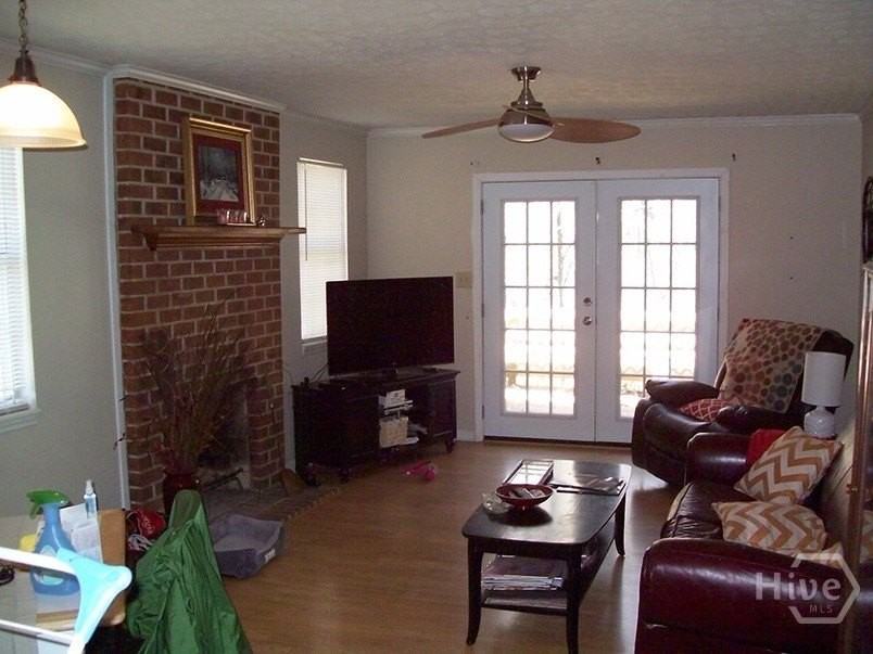 132 Oxford Ct - Photo 2 of 19