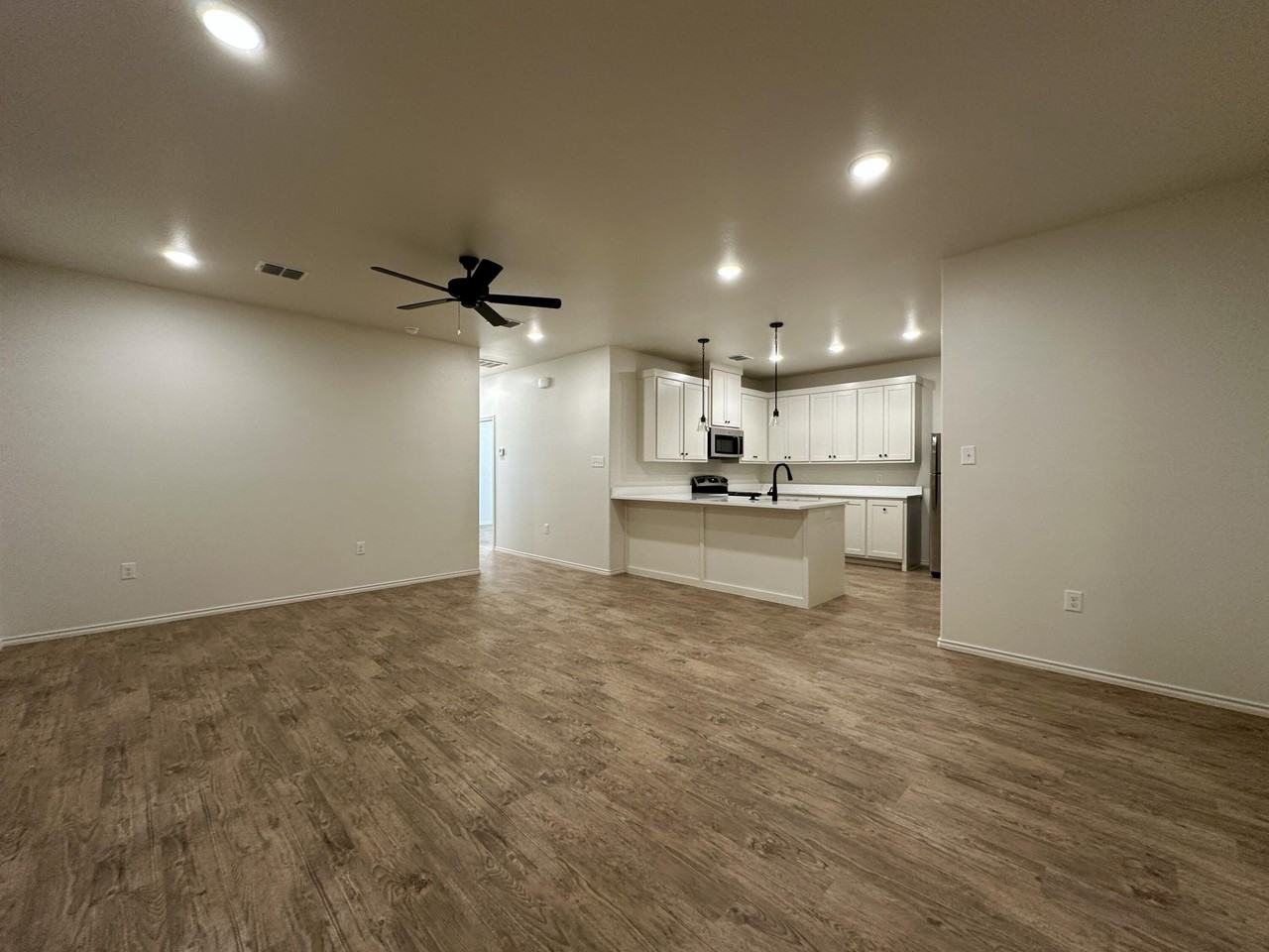 7025 40th St - Photo 2 of 10