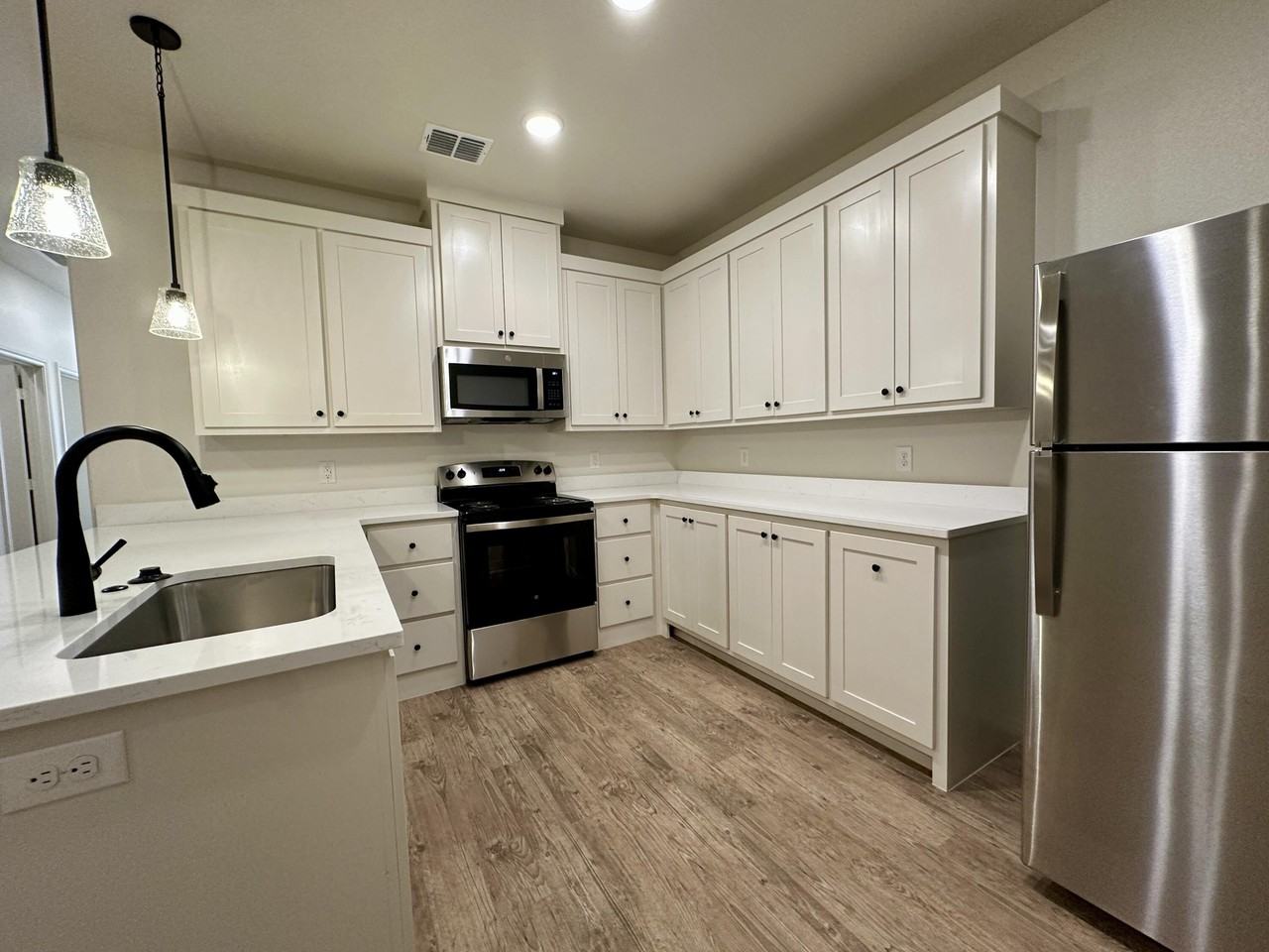 7025 40th St - Photo 3 of 10