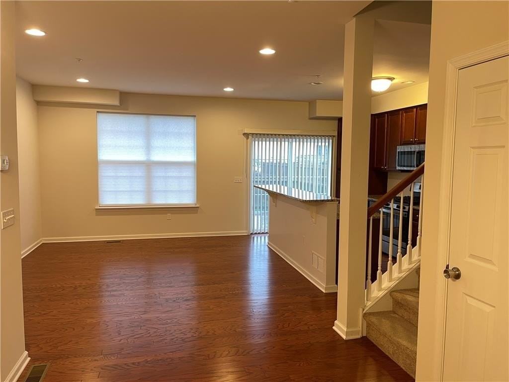 1373 Caspian St - Photo 3 of 15