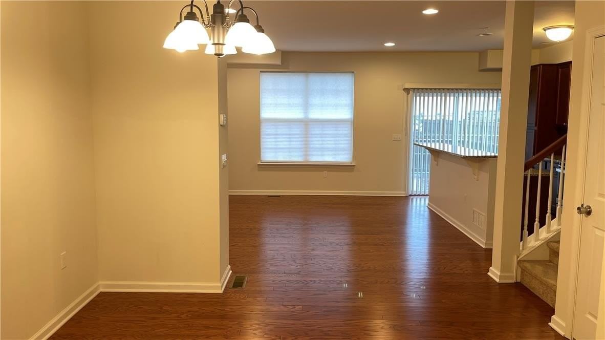 1373 Caspian St - Photo 4 of 15