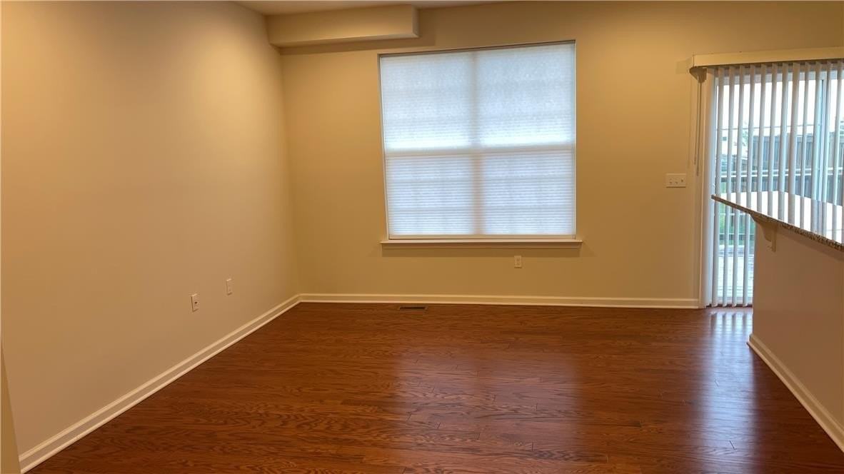 1373 Caspian St - Photo 5 of 15