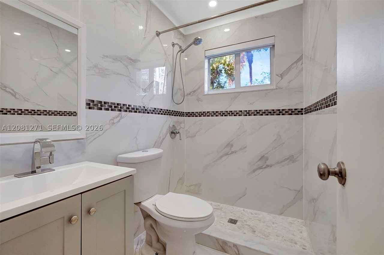 428 Collins Ave #12A - Photo 5 of 29