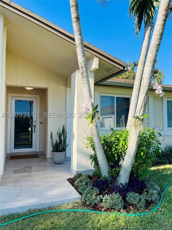 10909 Sw 117th Pl - Photo 2 of 43