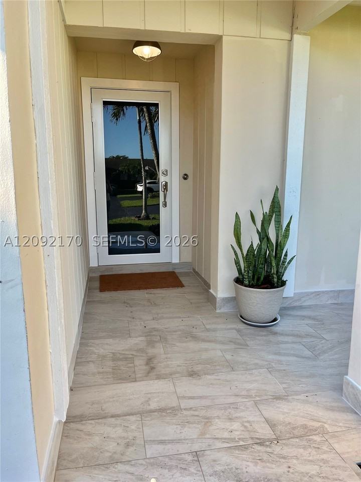 10909 Sw 117th Pl - Photo 4 of 43