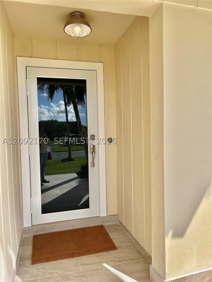 10909 Sw 117th Pl - Photo 5 of 43