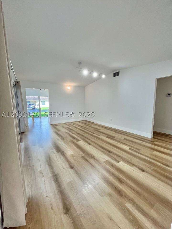 10909 Sw 117th Pl - Photo 7 of 43