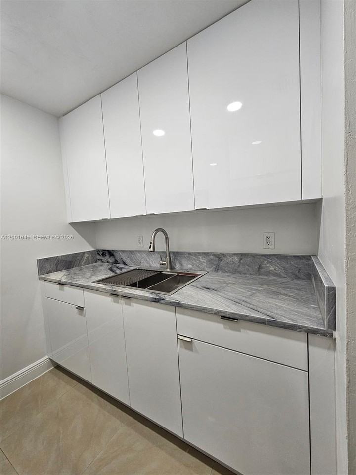 700 Ne 46th Ct - Photo 3 of 8