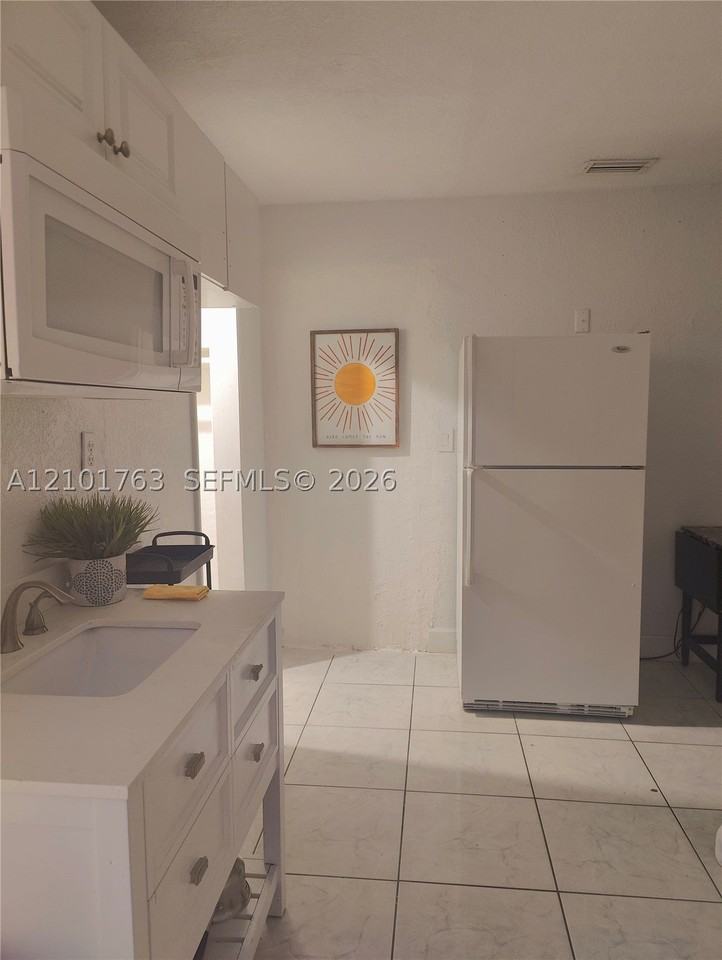 7121 Taft St #B - Photo 2 of 17